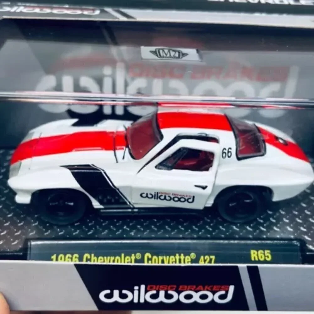 M2 Machines 1966 Chevrolet Corvette 427 R65 Wilwood Disc Brakes Themed 1:64‎ Car